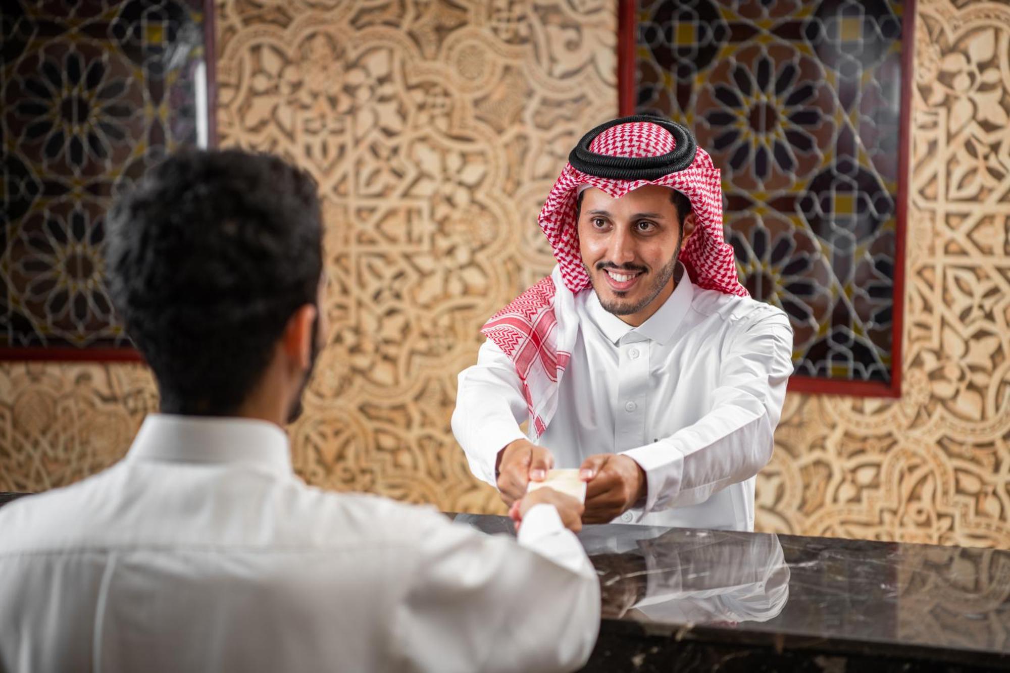 Отель Al Shohada By Palm Rich Makkah Мекка Экстерьер фото Arab men greeting each other