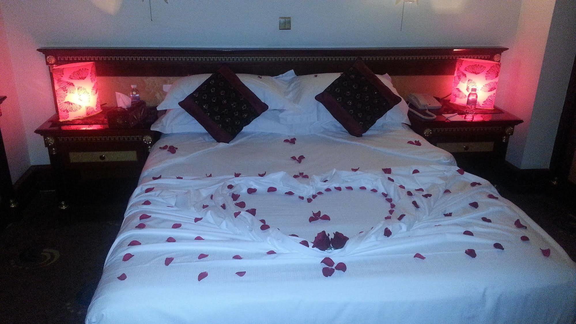 Отель Al Shohada By Palm Rich Makkah Мекка Экстерьер фото A bed with rose petals